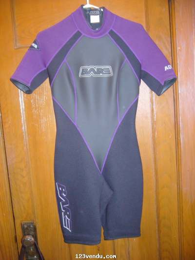 Annonces classees img:preview Wet-suit Shorty AquaLite de BARE 9-10 ans