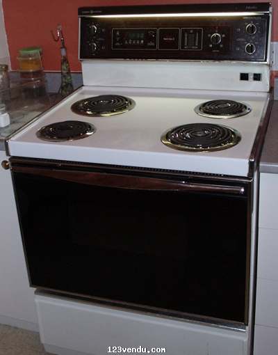 Annonces classees img:preview RÉFRIGÉRATEUR ET CUISINIÈRE à vendre ensemble.