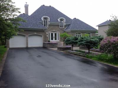 Annonces classees img:preview Maison à 2 étages à vendre Mont Saint-Hilaire