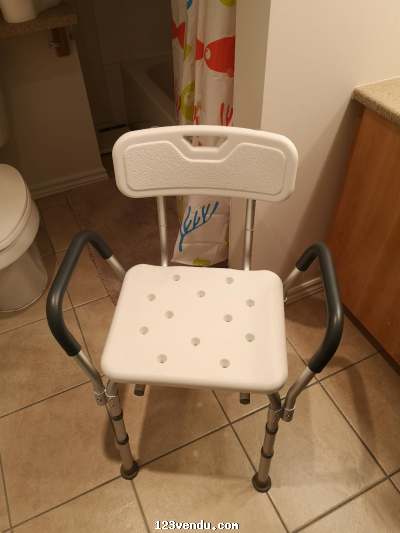 Annonces classees img:preview chaise pour bain  valeur 85$