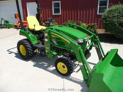 Annonces classees img:preview TRACTEUR JOHN DEERE 2305 4RM 200X LOADER 48 heures